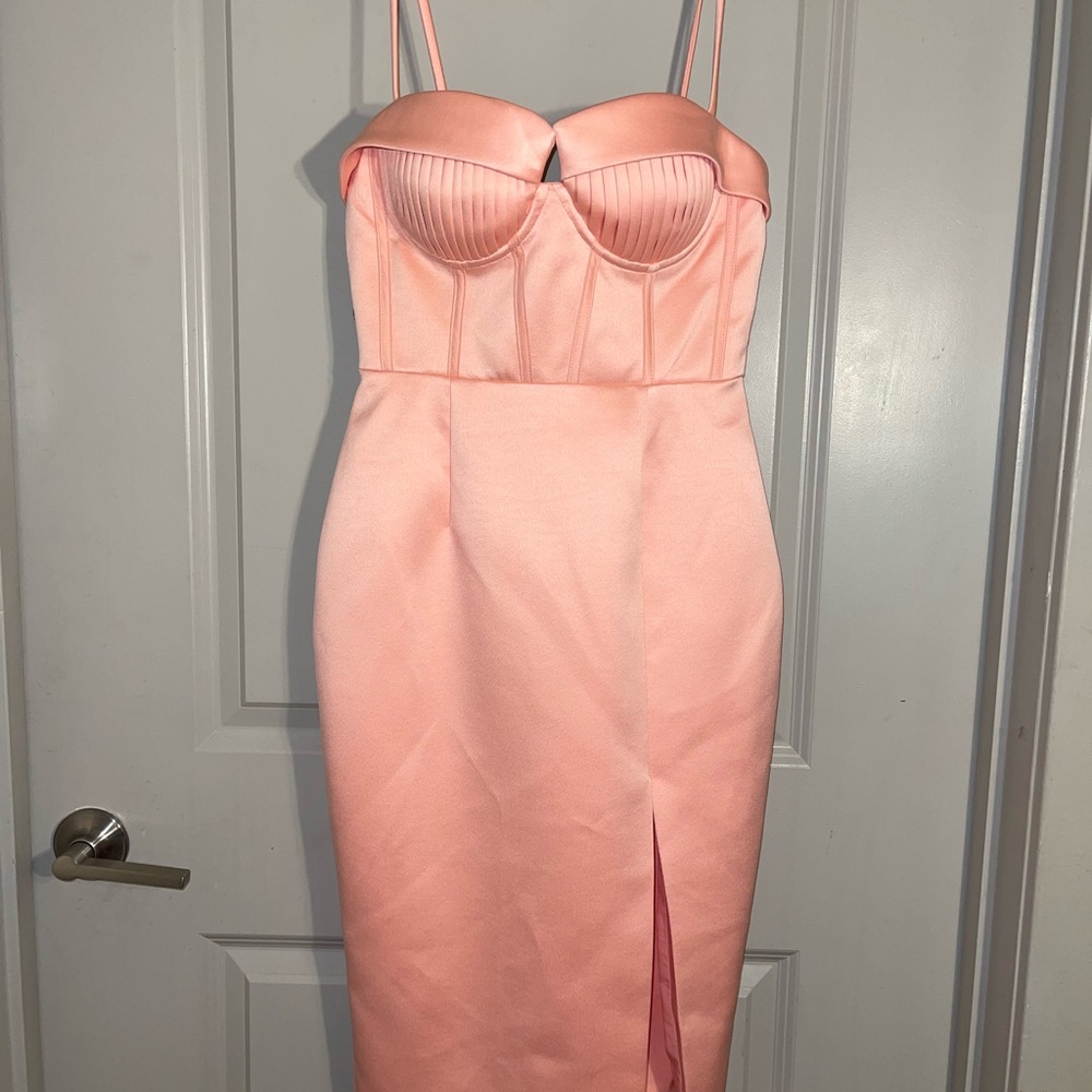 Lavish Alice NWT Size 4 Peach Satin like finish